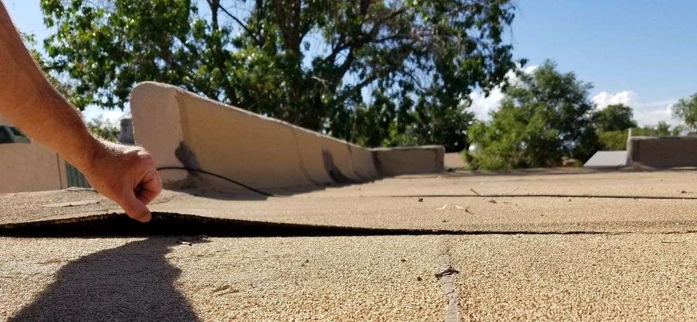 Losliggend dakleer op plat dak in Hengelo